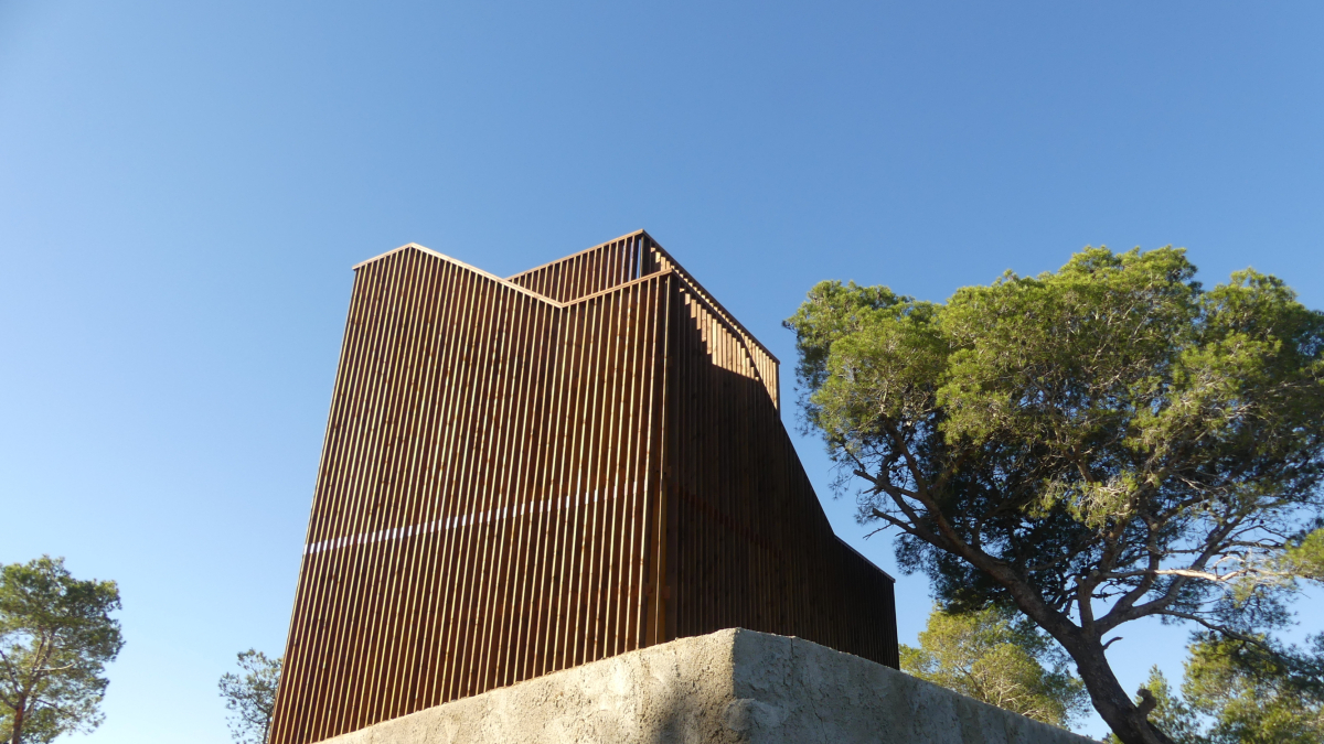 Imagen de la torre mirador en la colina de la Talaia.