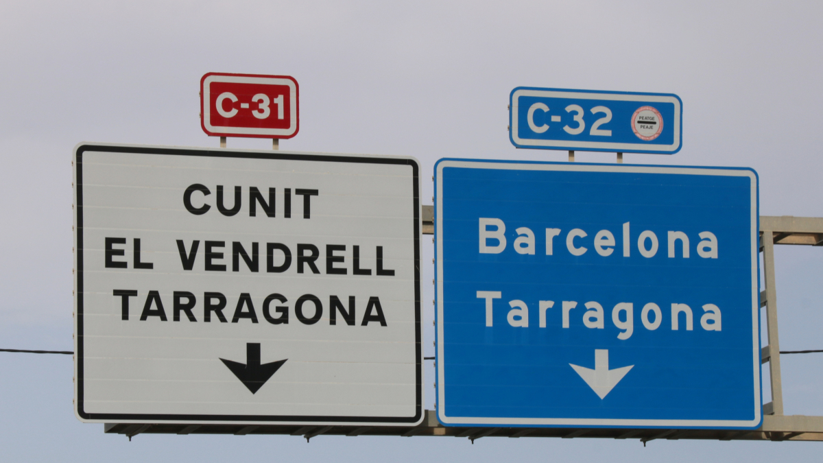 Letreros de la C-31 en dirección Cunit y del acceso a la C-32.