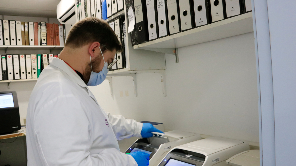 Un investigador utilizando un termociclador para hacer una PCR, en uno de los laboratorios del Foso de Hebrón Instituto de Investigación|Búsqueda (VHIR).