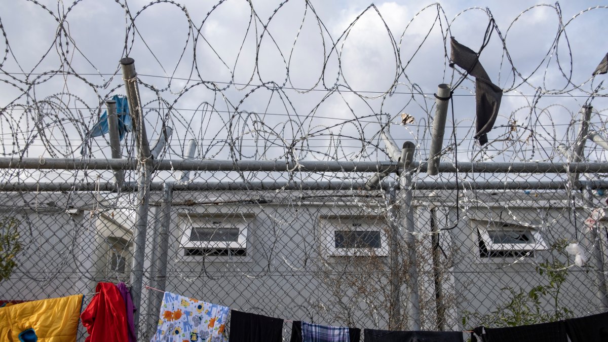 Ropa extendida entre las vallas de un campo de refugiados en Grecia.