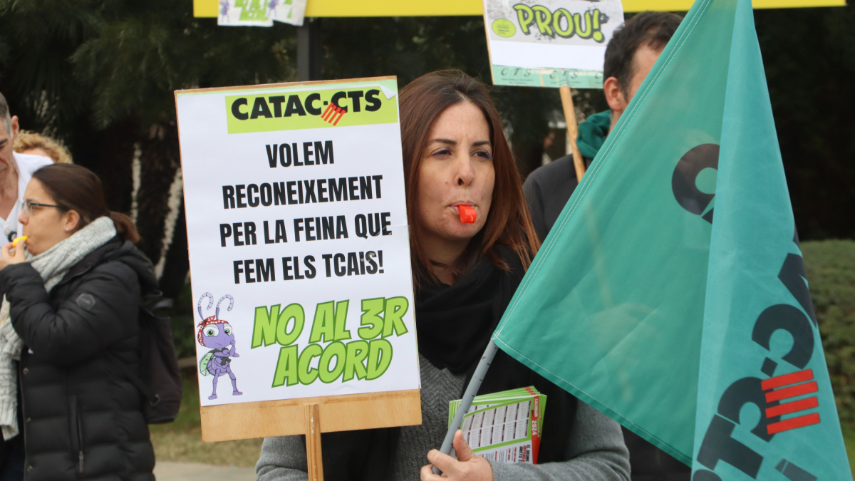 Una enfermera durante la pitada convocada por el sindicato CATAC ante|delante de el hospital Juan XXIII de Tarragona, este viernes.