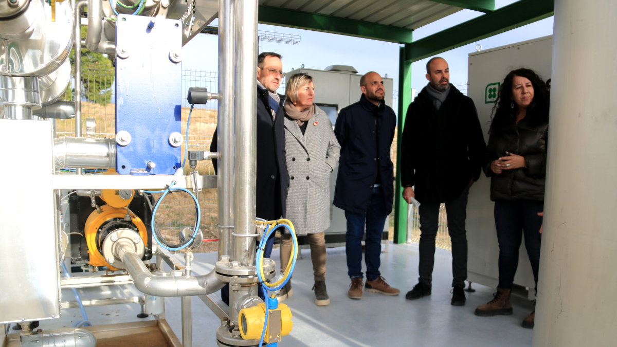 Representantes de los consejos comarcales conociendo la nueva planta de biogás del vertedero de Mas de Barberans.