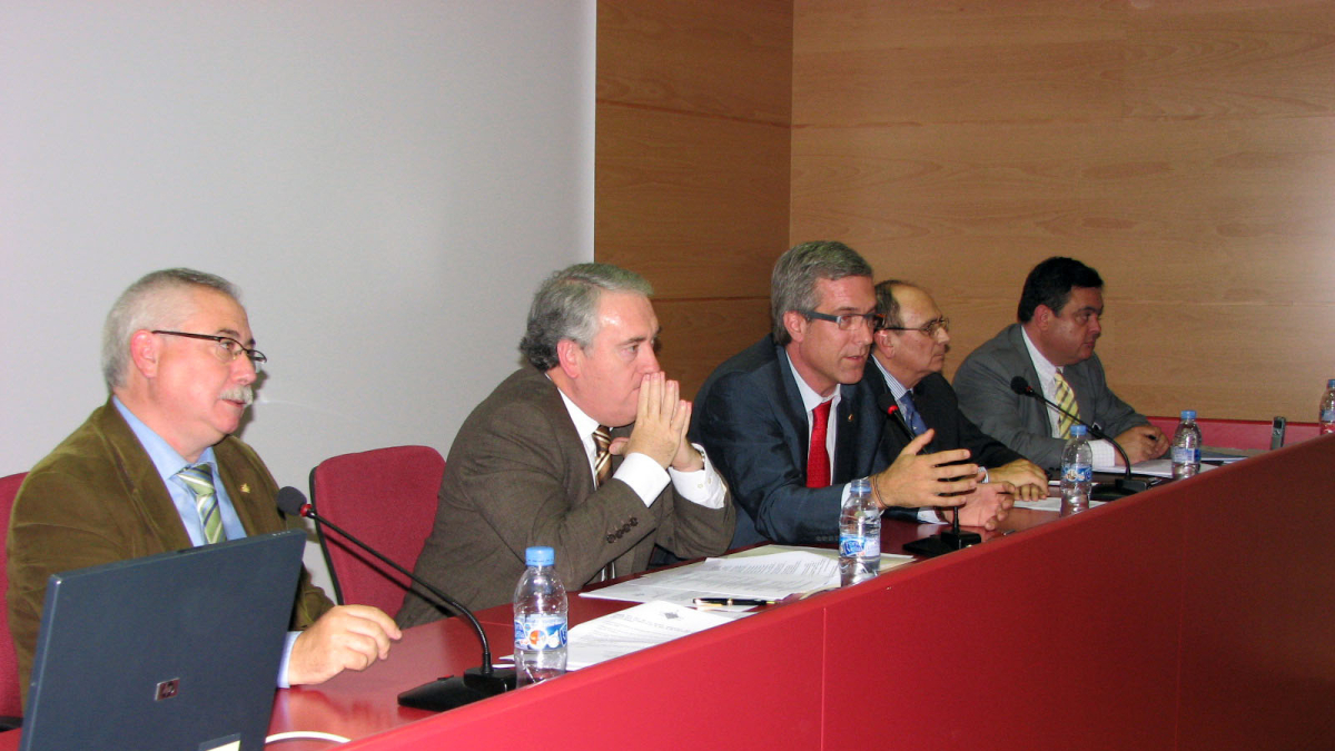 Imatge d’una sessió del consell plenari del Consorci del Camp l’any 2007.