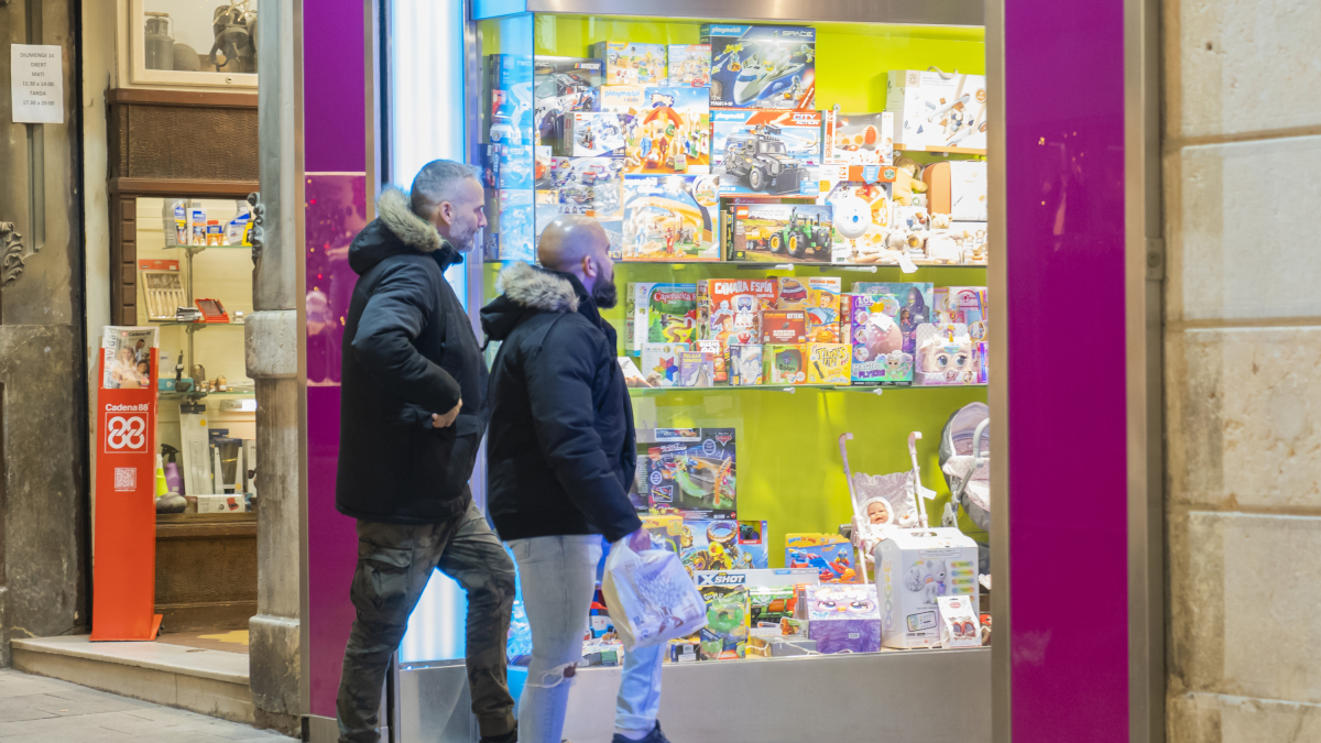 Mucha gente todavía observa escaparates pensando cuál es el regalo más adecuado que puede hacer sus seres amados.