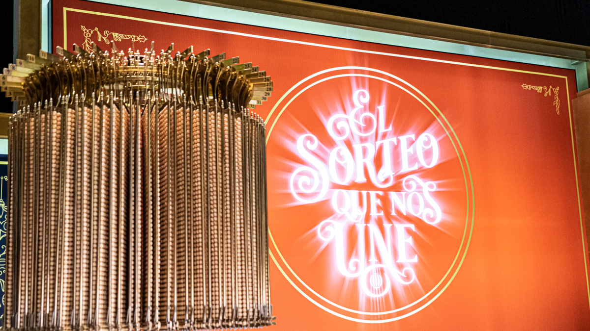 Imagen donde se pueden ver las bolas de la lotería de Navidad preparadas.