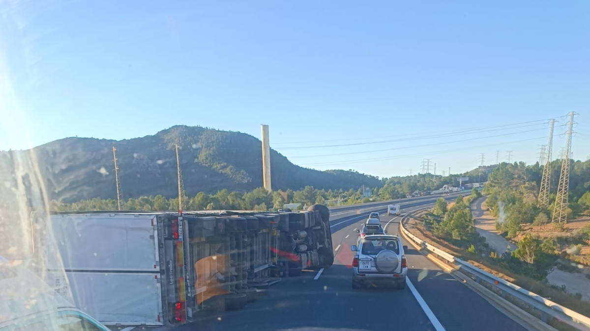 Imagen de un camión volcat al AP-7.