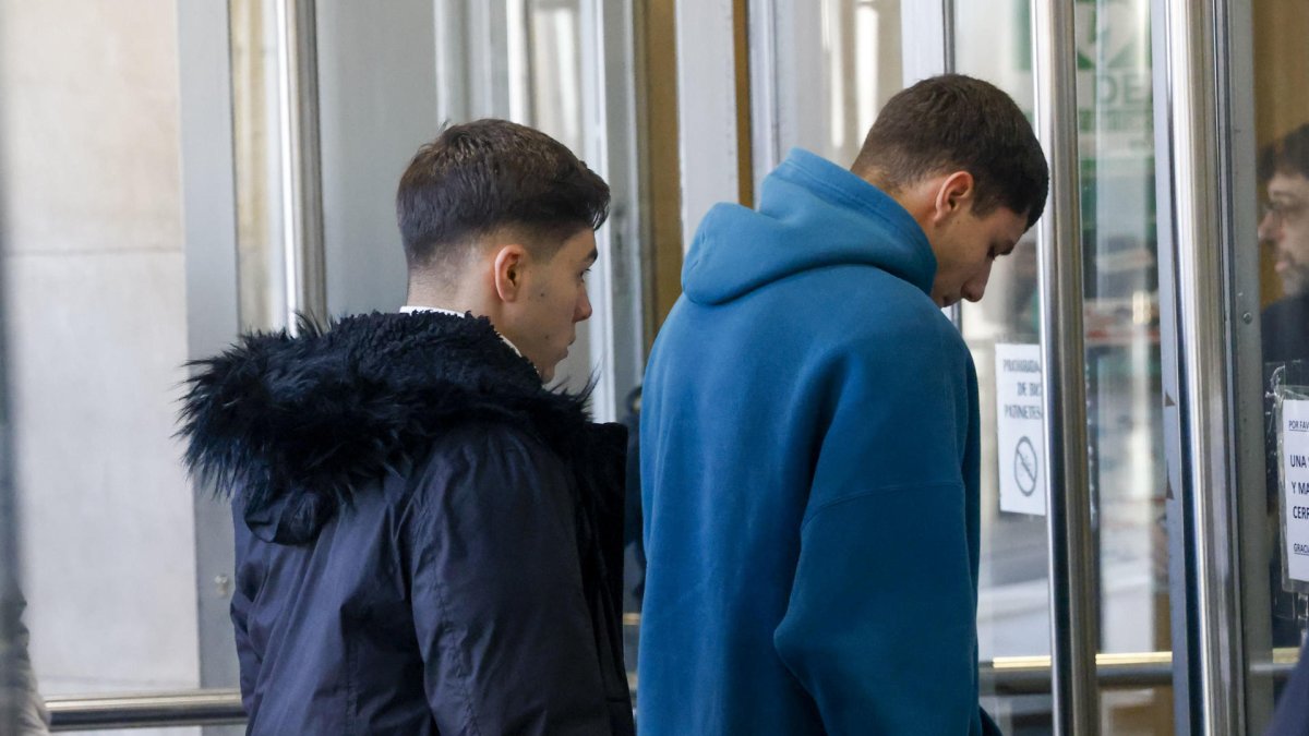 Dos canteranos del Real Madrid entran en los Juzgados de Plaza Castilla de Madrid para ser interrogados.