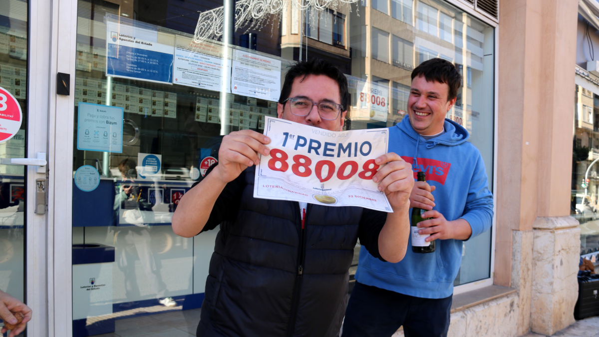Los responsables de Loterías del Ebro celebran con cava la venta de décimos el gordo de Navidad.