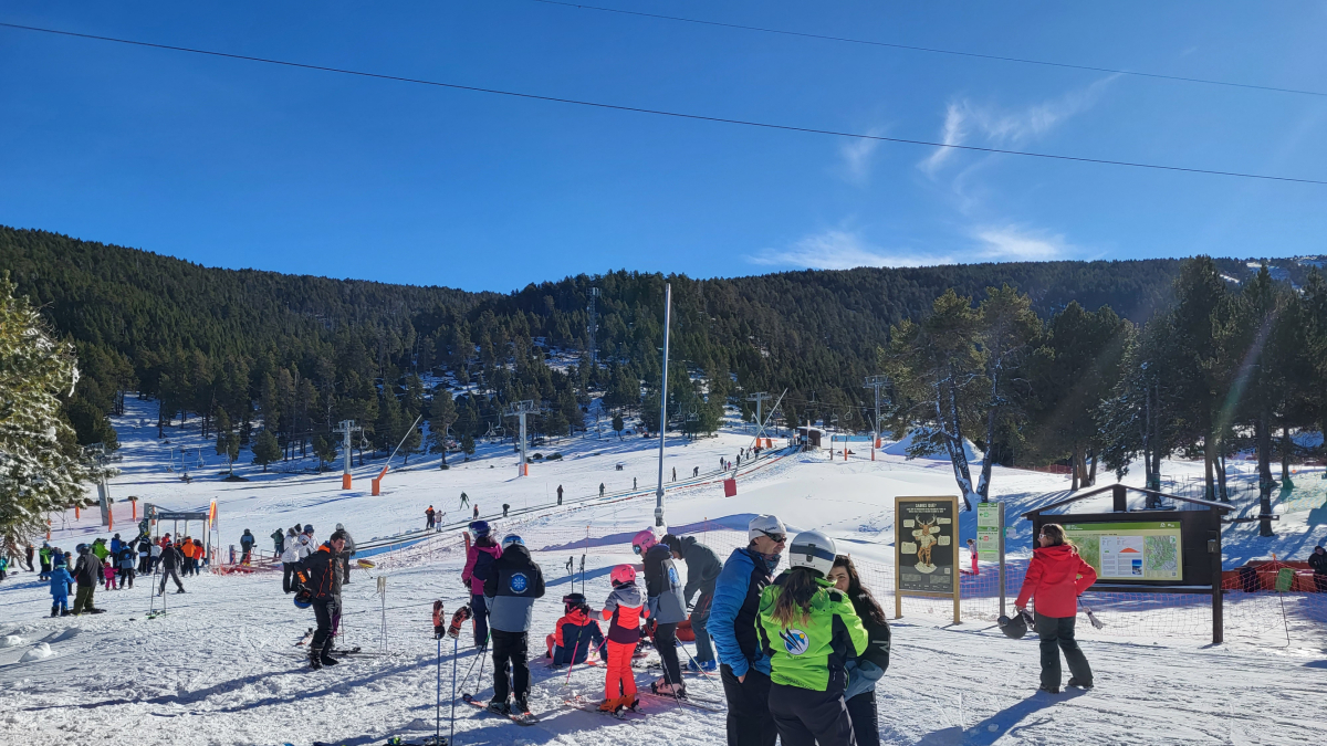 Esquiadors a l'estació d'esquí de Port Ainé durant el pont de la Puríssima.