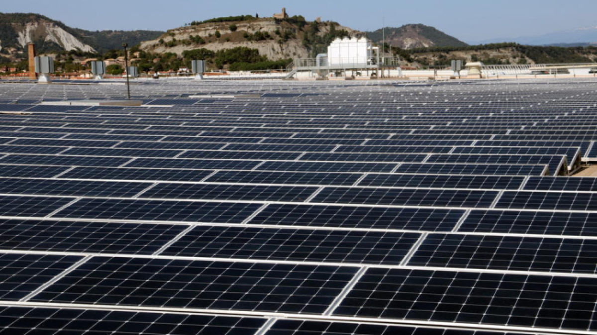 Imagen de archivo de un terreno con placas solares.