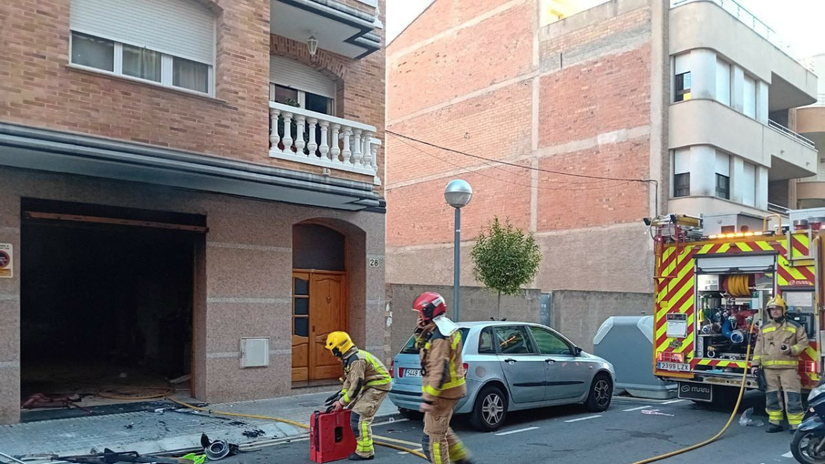 Els Bombers duent a terme les tasques d'extinció.