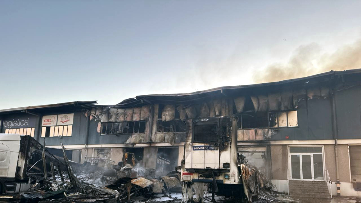 El incendio ha calcinado la empresa Salvat Logística, en el polígono Cim del Camp en Reus