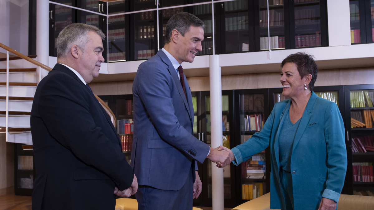 Imagen de archivo del presidente del gobierno español, Pedro Sánchez, saludando a la portavoz de EH Bildu en el Congreso, Mertxe Aizpurua, acompañado del Secretario de Organización del PSOE, Santos Cerdán.