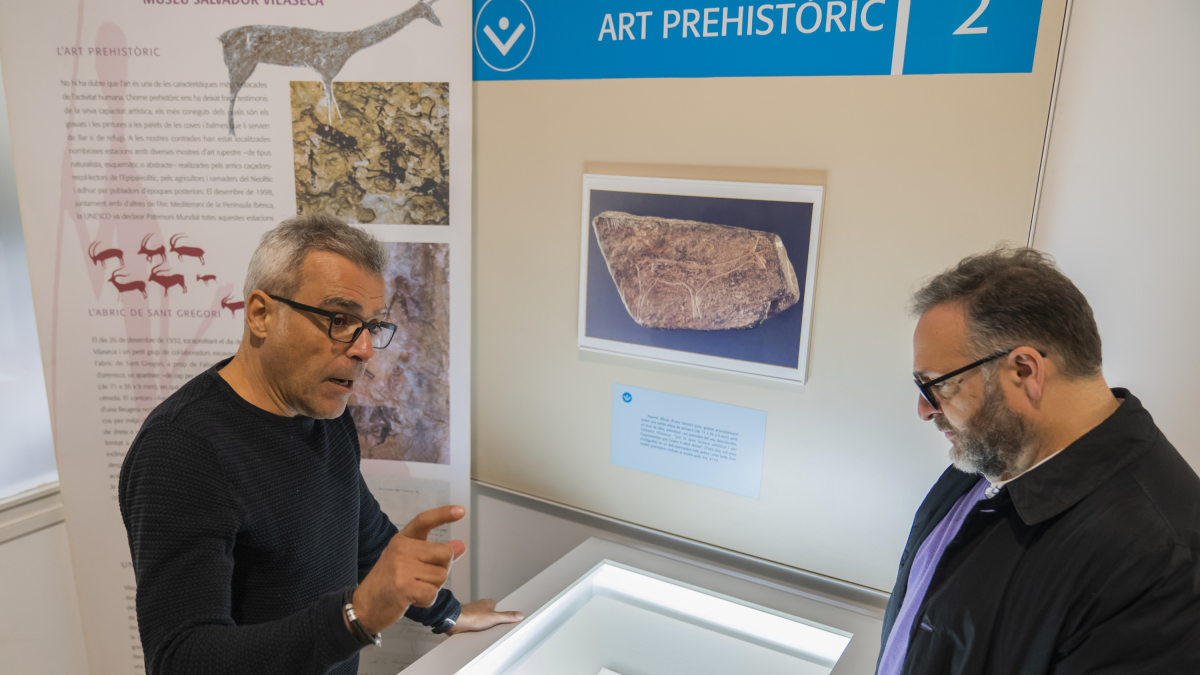 Marc Ferran y Daniel Recasens, comentando la importancia de la pieza de ‘la cierva’.