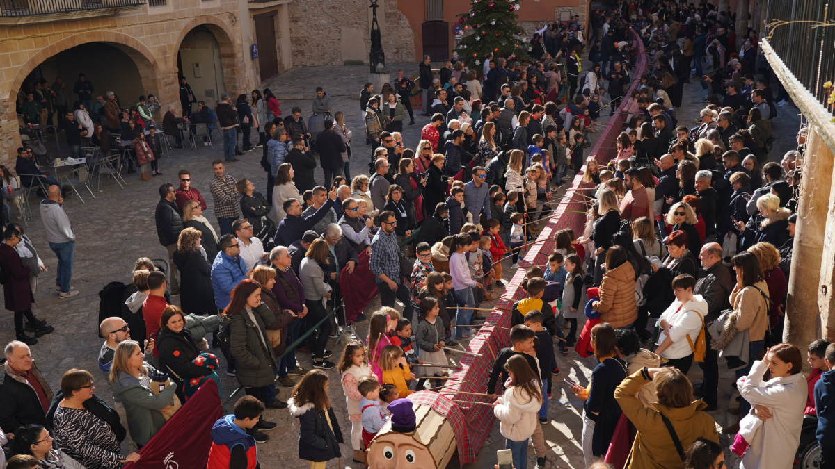 La plaza Nova d'Alcover, llena hasta los topes, mientras los niños hacen cagar el Tió.