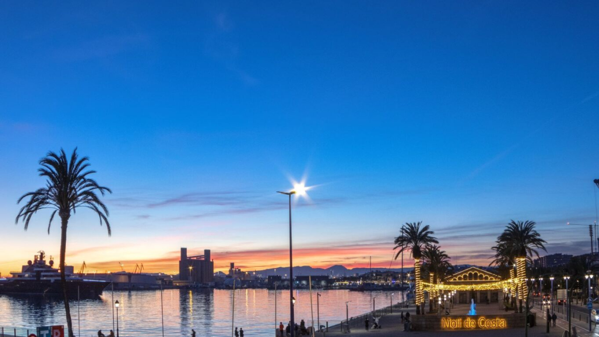 Capvespre Tinglado 1 del Muelle de Costa de Tarragona.