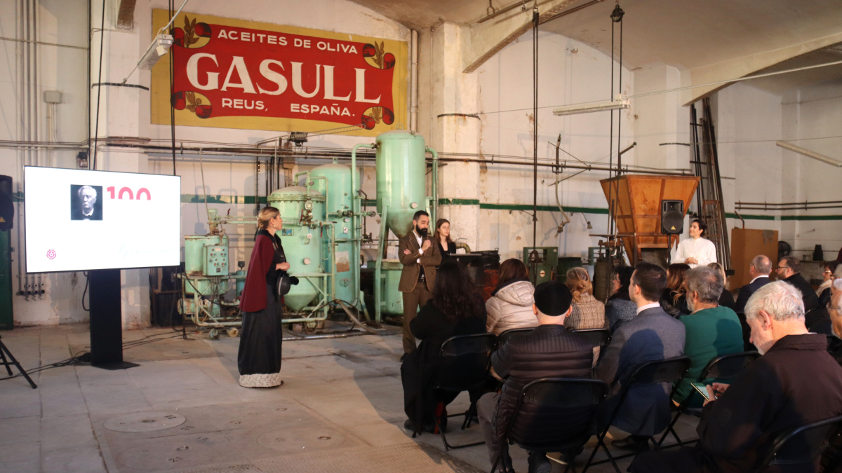 Imagen de la representación teatral en los almacenes de la Casa Gasull en el acto de clausura del Año Domènech i Montaner en Reus.