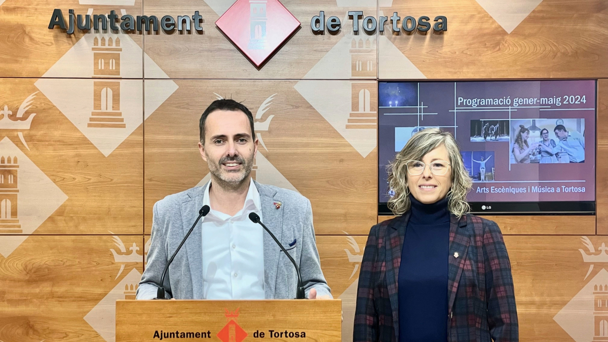 El alcalde de Tortosa, Jordi Jordan, y la concejala de Cultura, Mar Lleixà, en la presentación de la próxima temporada del Auditorio Felip Pedrell.