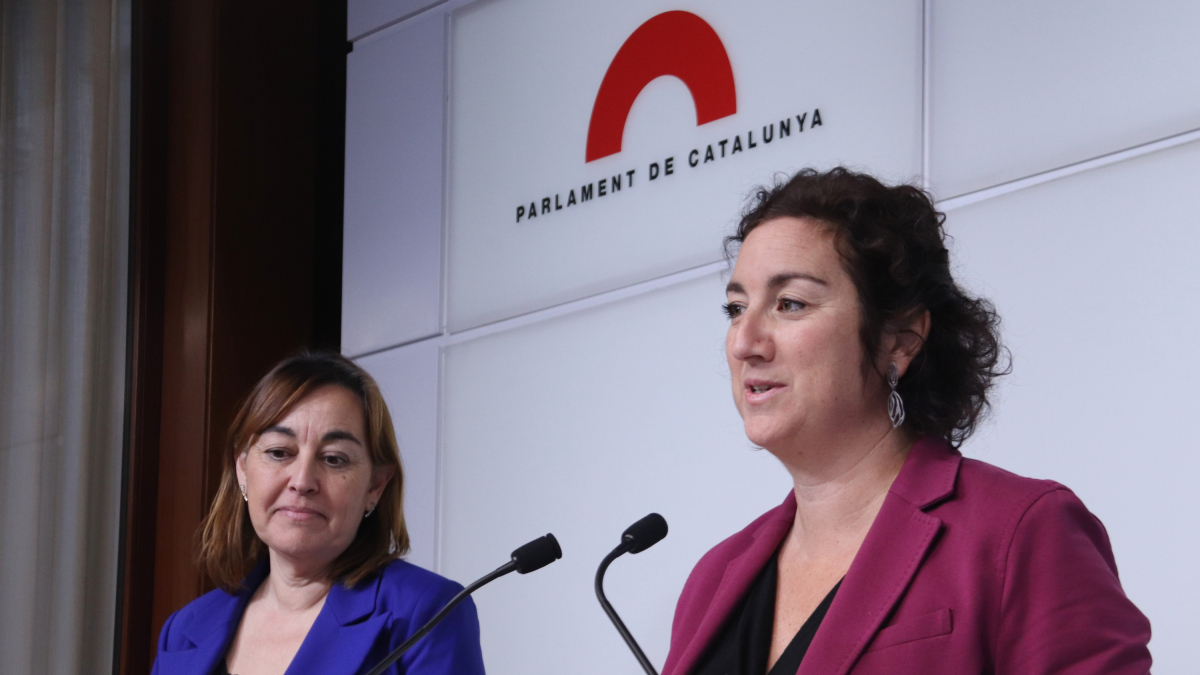 La portavoz del PSC, Alícia Romero, y la diputada socialista Sílvia Paneque en rueda de prensa este jueves en el Parlamento.