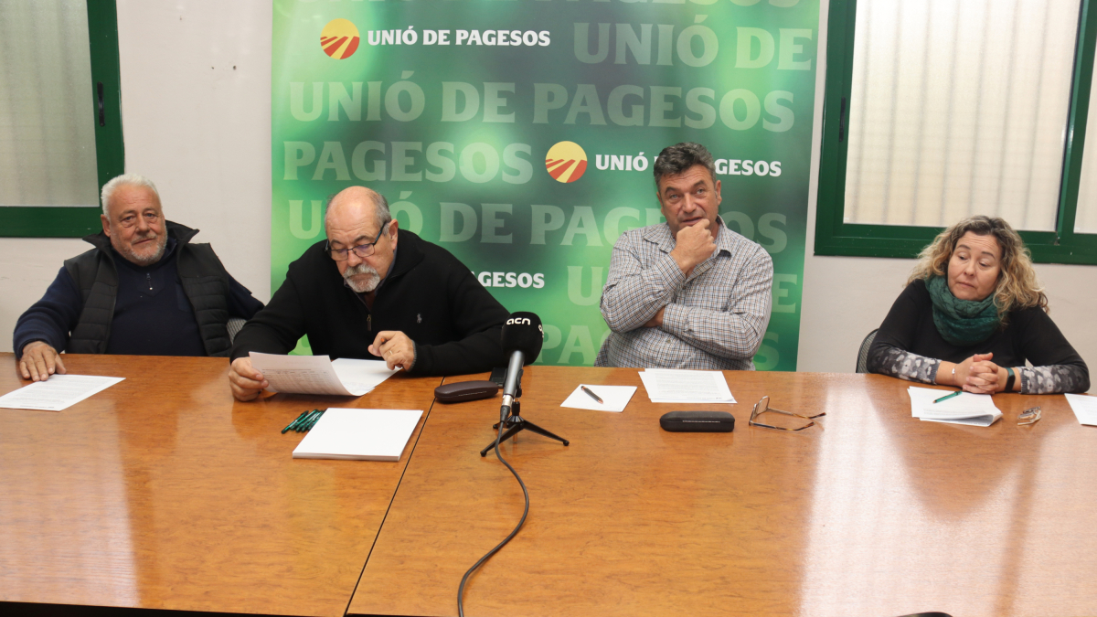 Jaume Pedrós, Carles Vicente, Núria Brull y Pere Guinovart, responsables de Unió de Pagesos, durante una rueda de prensa en Reus.
