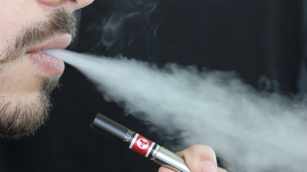 Imatge d'un home fumant una cigarreta electrònica.