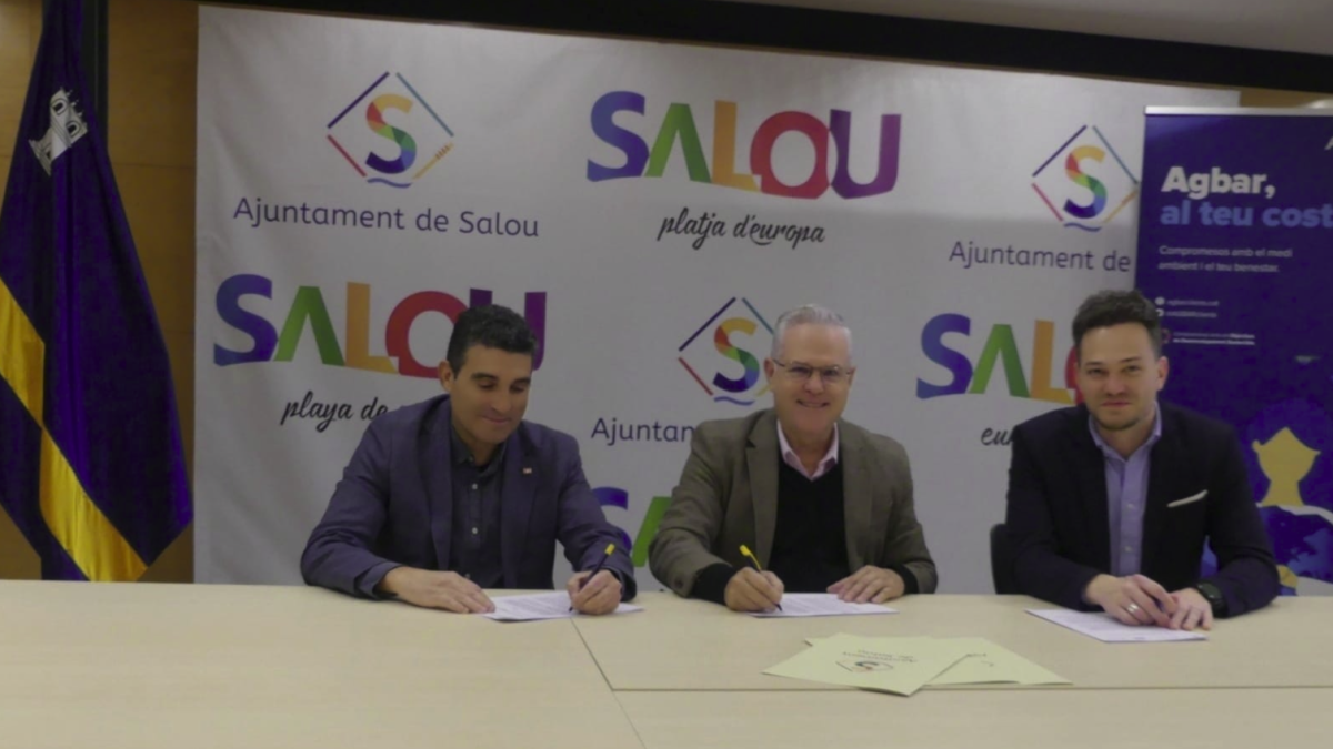 Los representantes de los tres estamentos durante la firma.