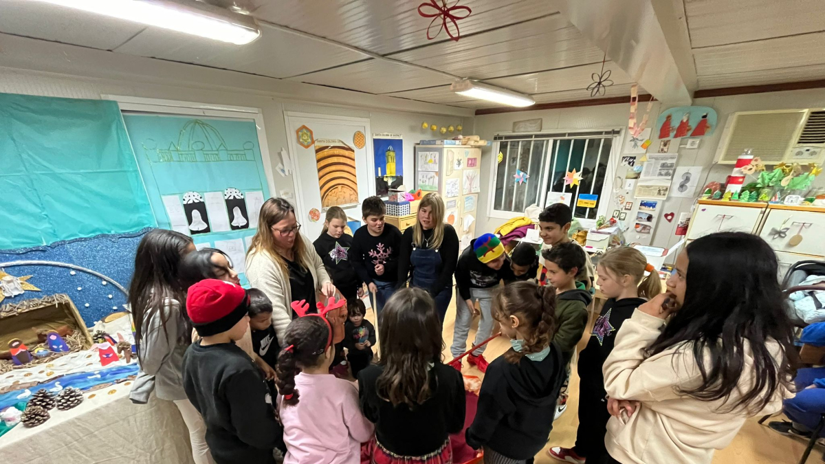 Niños y jóvenes de Santa Coloma de Queralt haciendo cagar el Tió. C