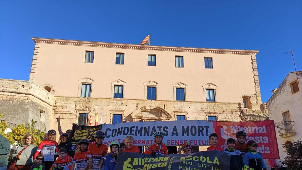 Miembros del Bikepark Torredembarra protestante delante del Ayuntamiento de Torredembarra.