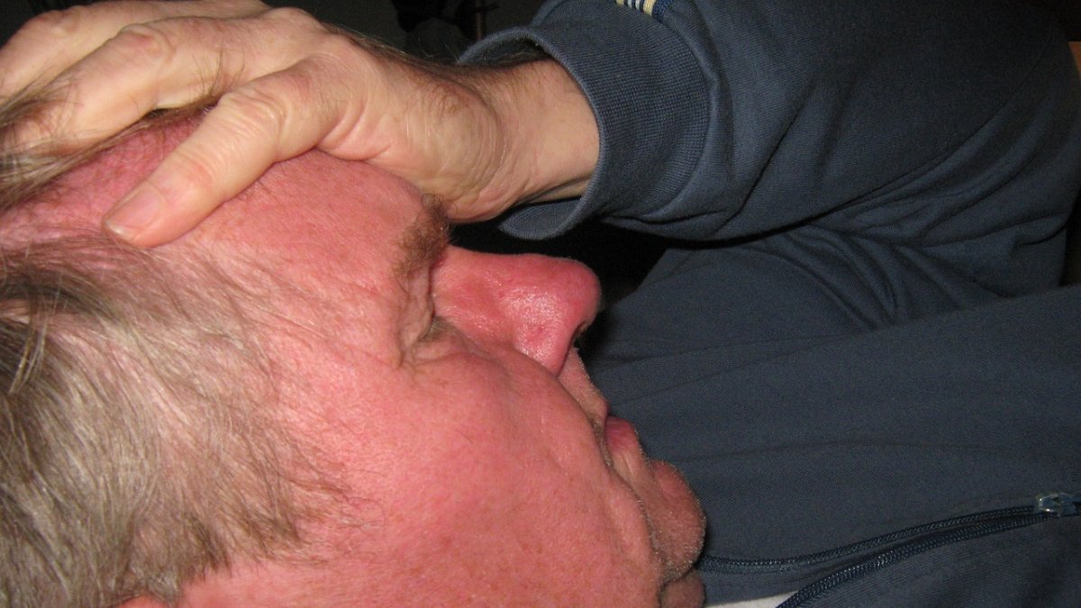 Imagen de archivo de un hombre que sufre migraña.