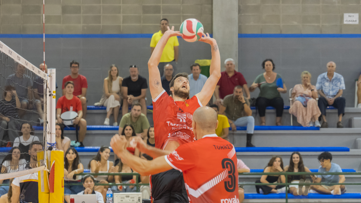 Los jugadores destacados Carlos Mora y Julián García-Torres.