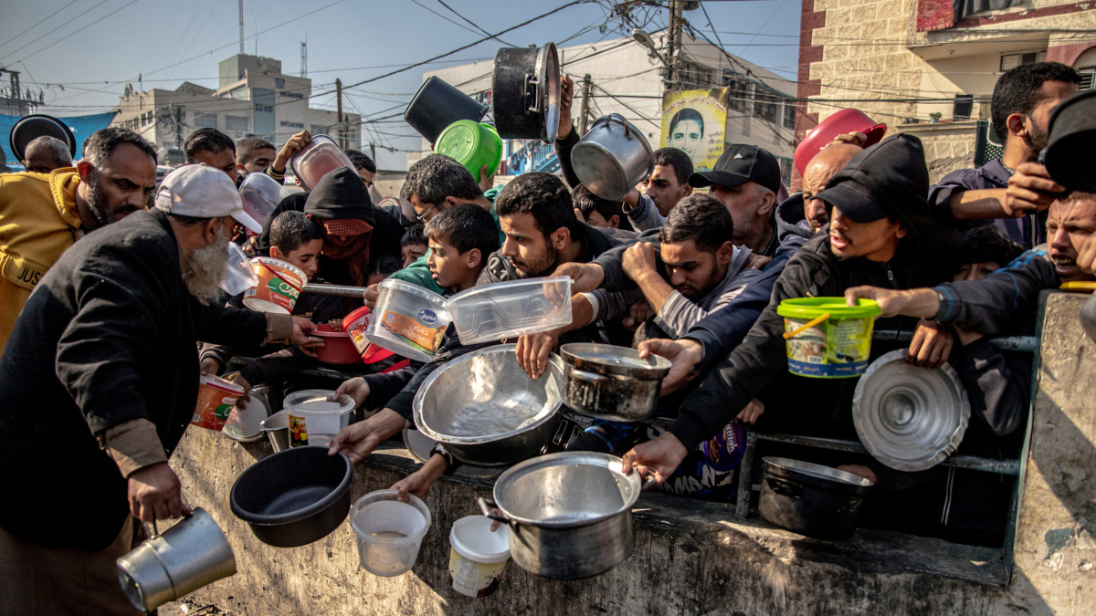 Refugiados palestinos esperan poder comer en Rafah, en el sur de Gaza.