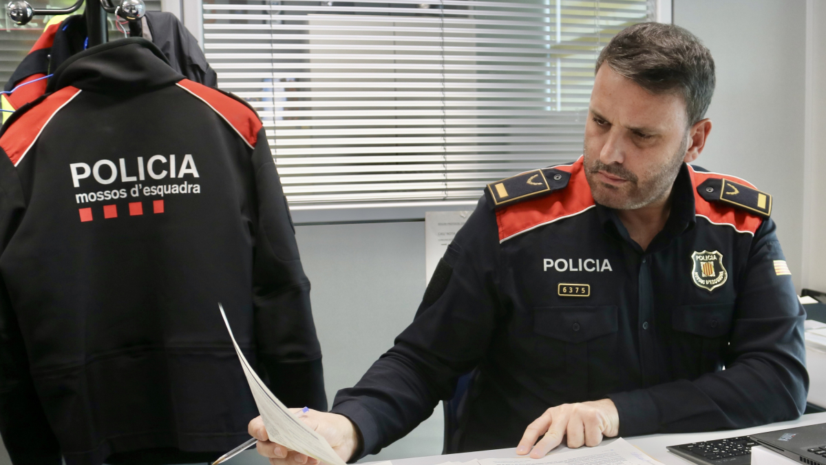 El subcabo de la división técnica de Seguridad Ciudadana de los Mossos d'Esquadra, el inspector Josep Naharro, analiza documentación en su despacho en la sede central del cuerpo.