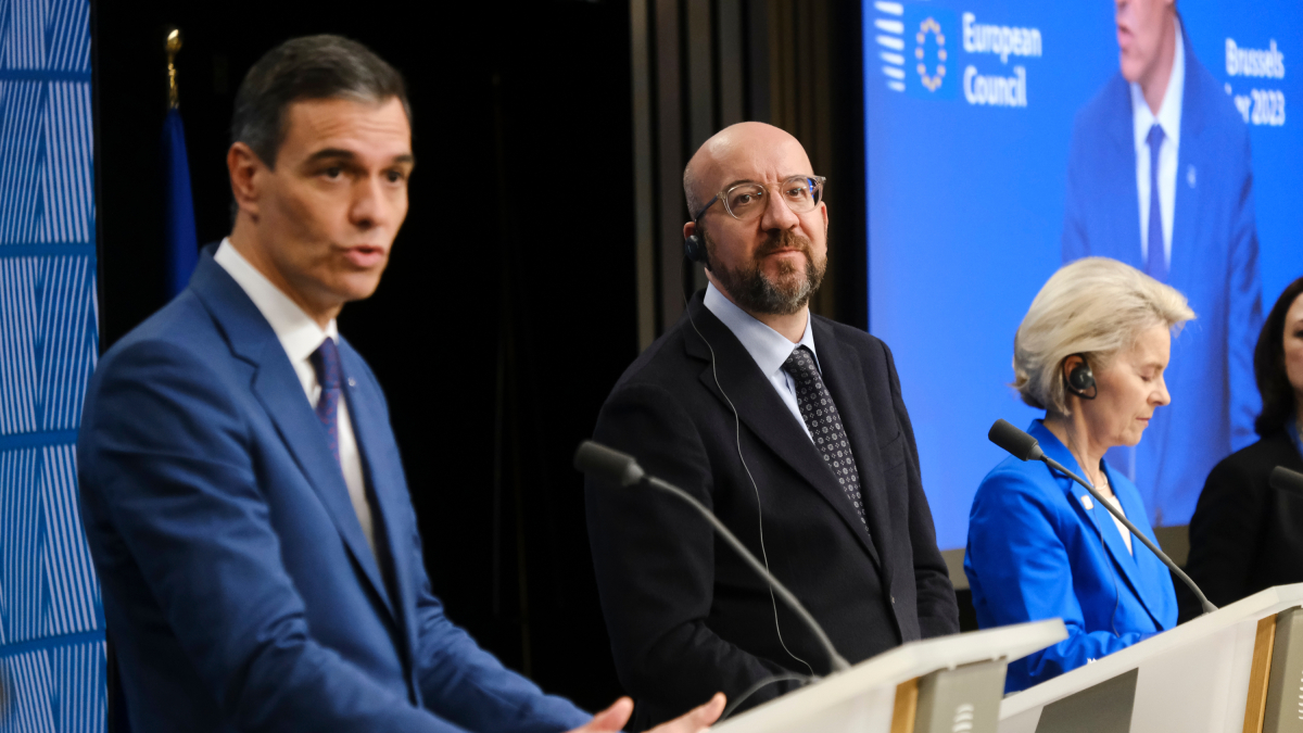 El presidente del gobierno español, Pedro Sánchez, el presidente del Consejo Europeo, Charles Michel, y la presidenta de la Comisión Europea, Ursula von der Leyen, en la rueda de prensa después de la reunión de líderes europeos.