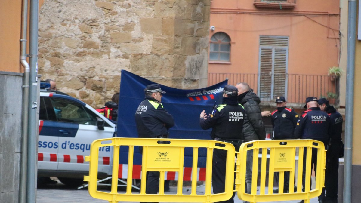 Los Mossos trabajando en el lugar|sitio de los hechos.