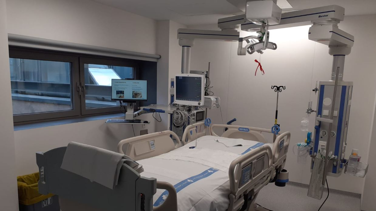 Imatge d'un dels nous boxes de l'UCI a l'Hospital Universitari Joan XXIII