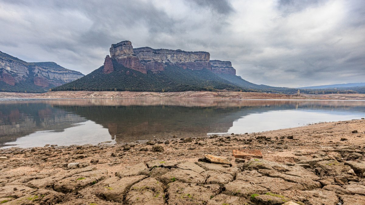 El pantano de Sau, con un nivel muy bajo, y con tierra seca.