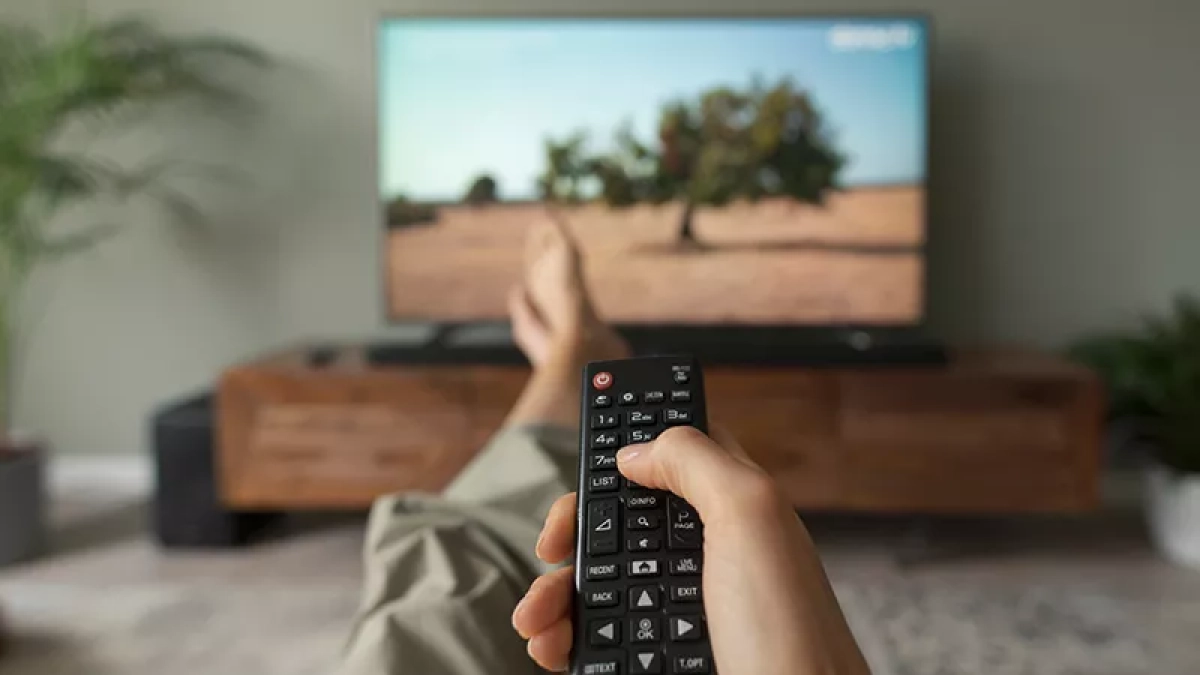 Imatge d'una persona mirant la televisió.