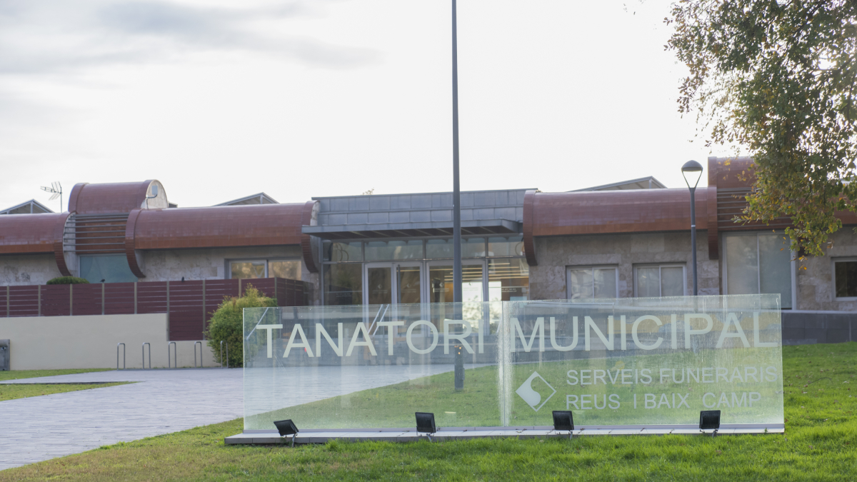 Fotografía del exterior del Tanatorio Municipal de la ciudad de Reus.