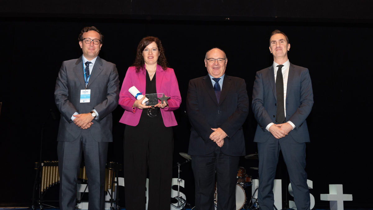 Representants de l'escola reben el premi.