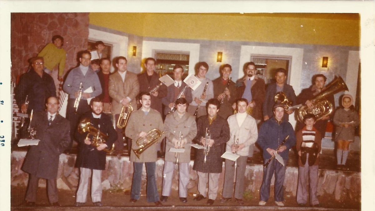Fotografia de família dels dinou músics que van sortir a tocar per primera vegada el 5 de gener de 1974.