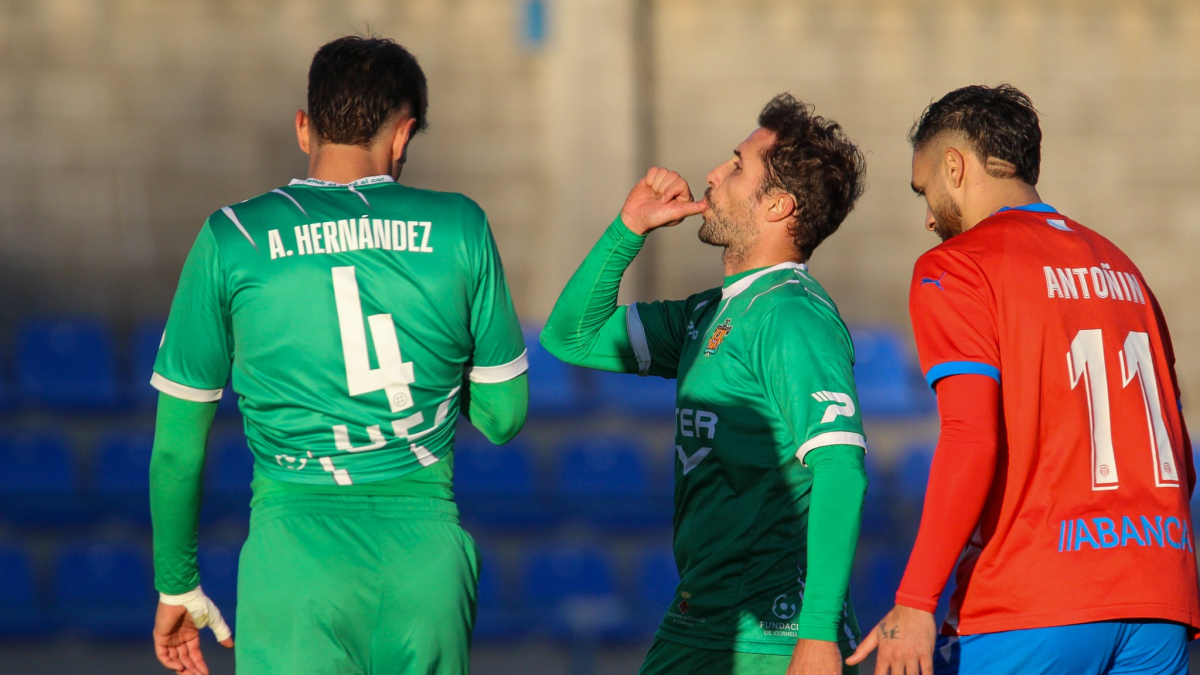 Canario celebrant el gol de la victòria del Cornellà contra el Lugo.