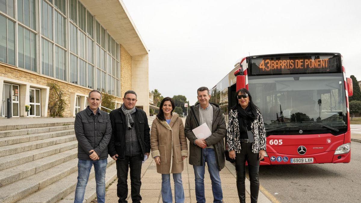 Responsables de l'EMT davant d'un dels busos que cobirà la nova línia L43.