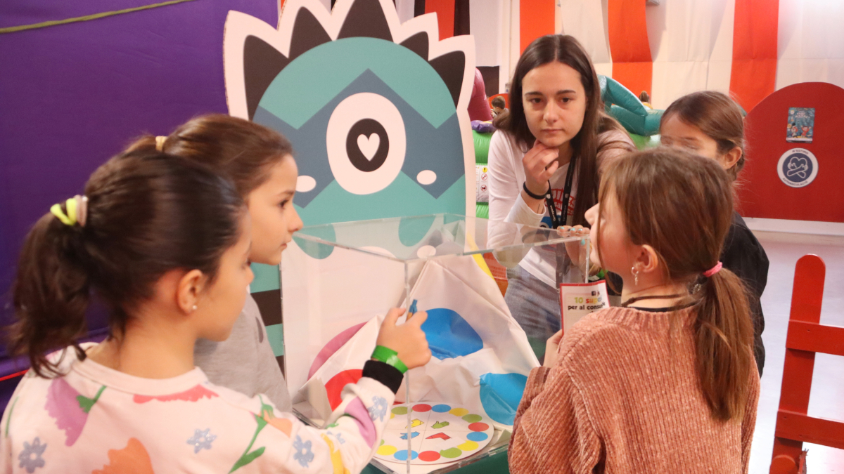 Un grup de nenes participant en el taller de conscienciació sobre joguines al Parc Infantil de Nadal de Tarragona.