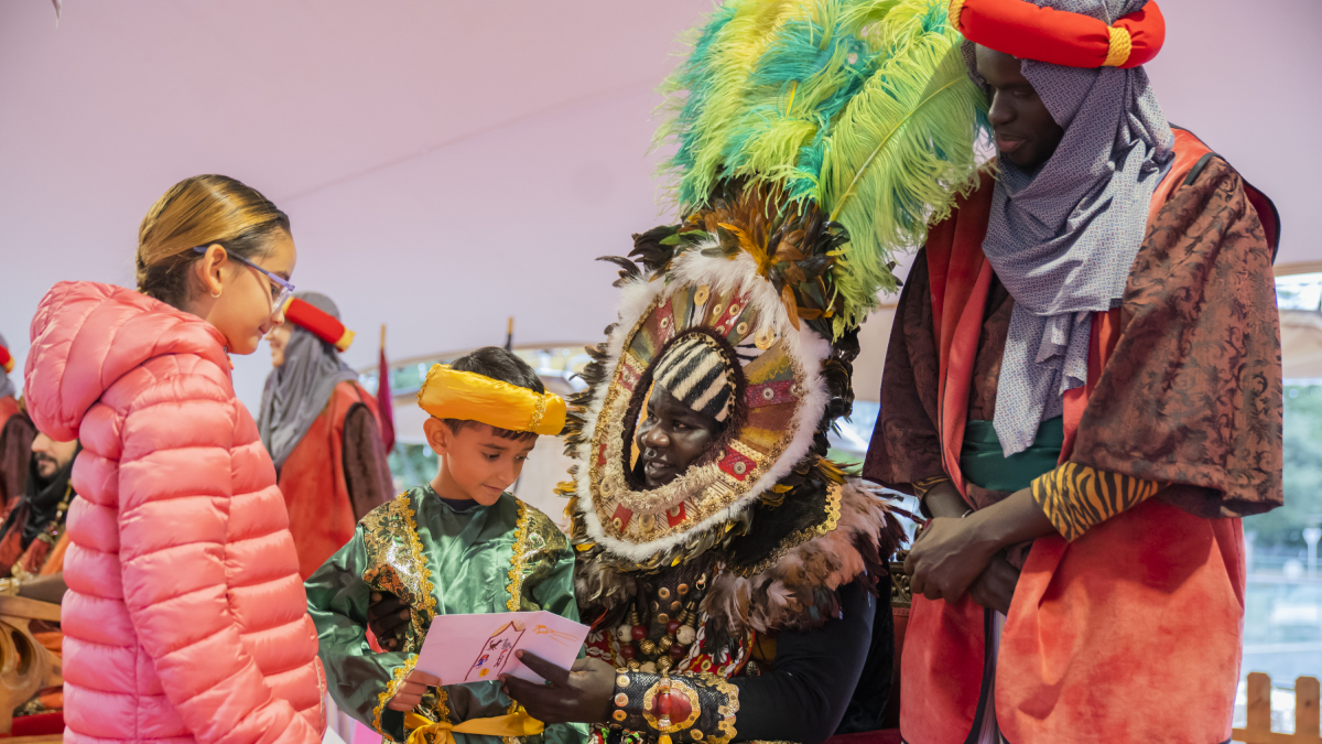 Los pajes estuvieron ayer recogiendo cartas en el Campamento Real, donde permanecerán hasta hoy a las 20 horas.