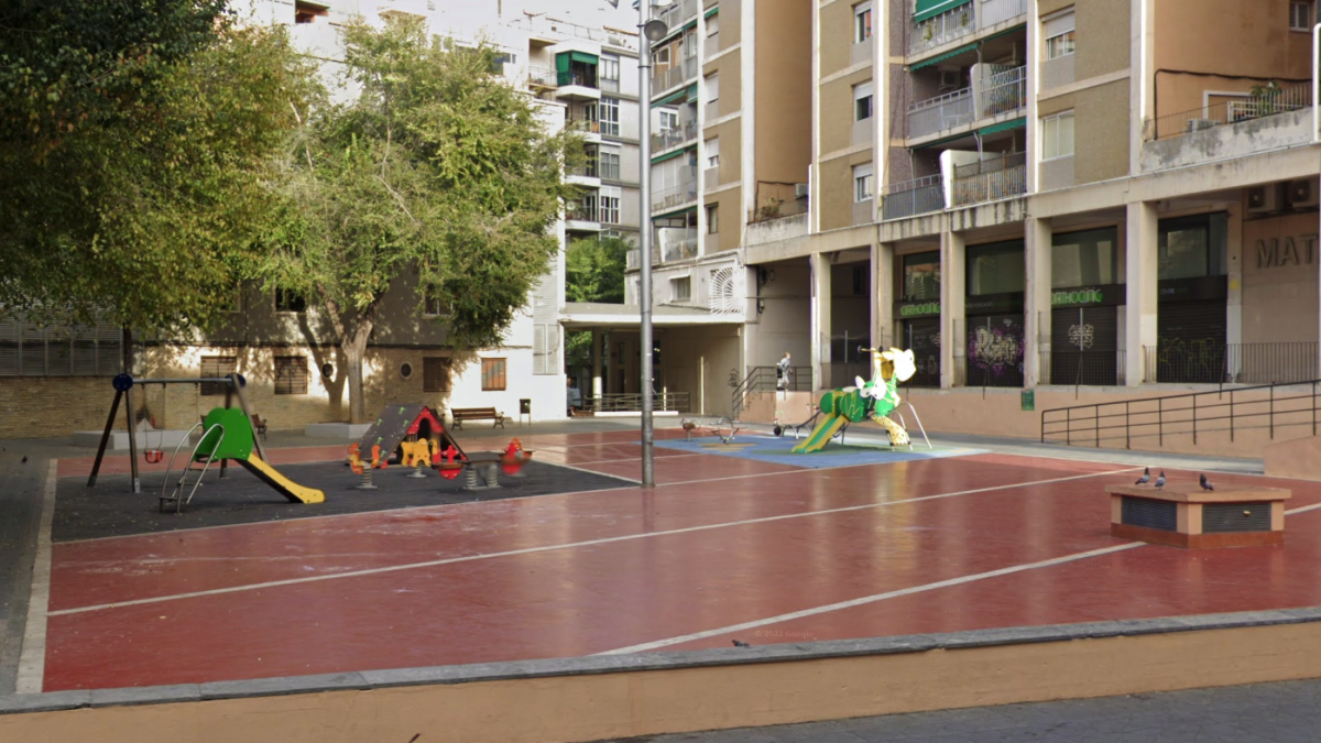 Imagen del estado actual del área de juego infantil de la plaza Josep Maria Salvadó i Urpí.