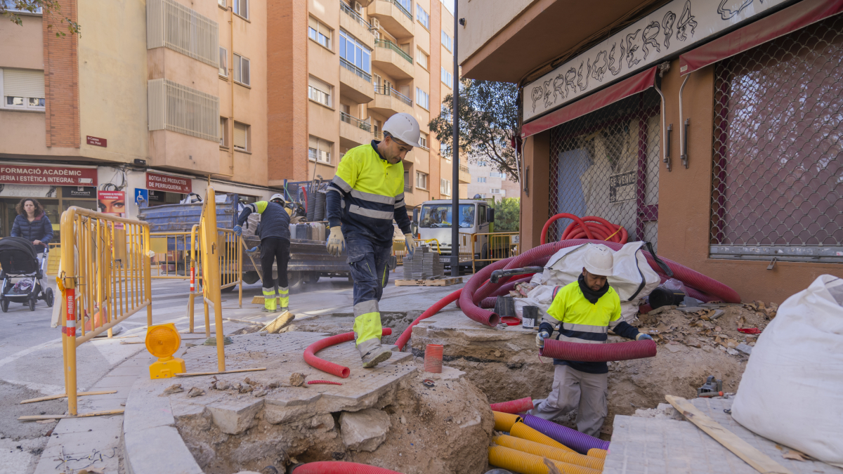 Unos operarios, trabajando en la vía pública en la avenida de los Países Catalanes.