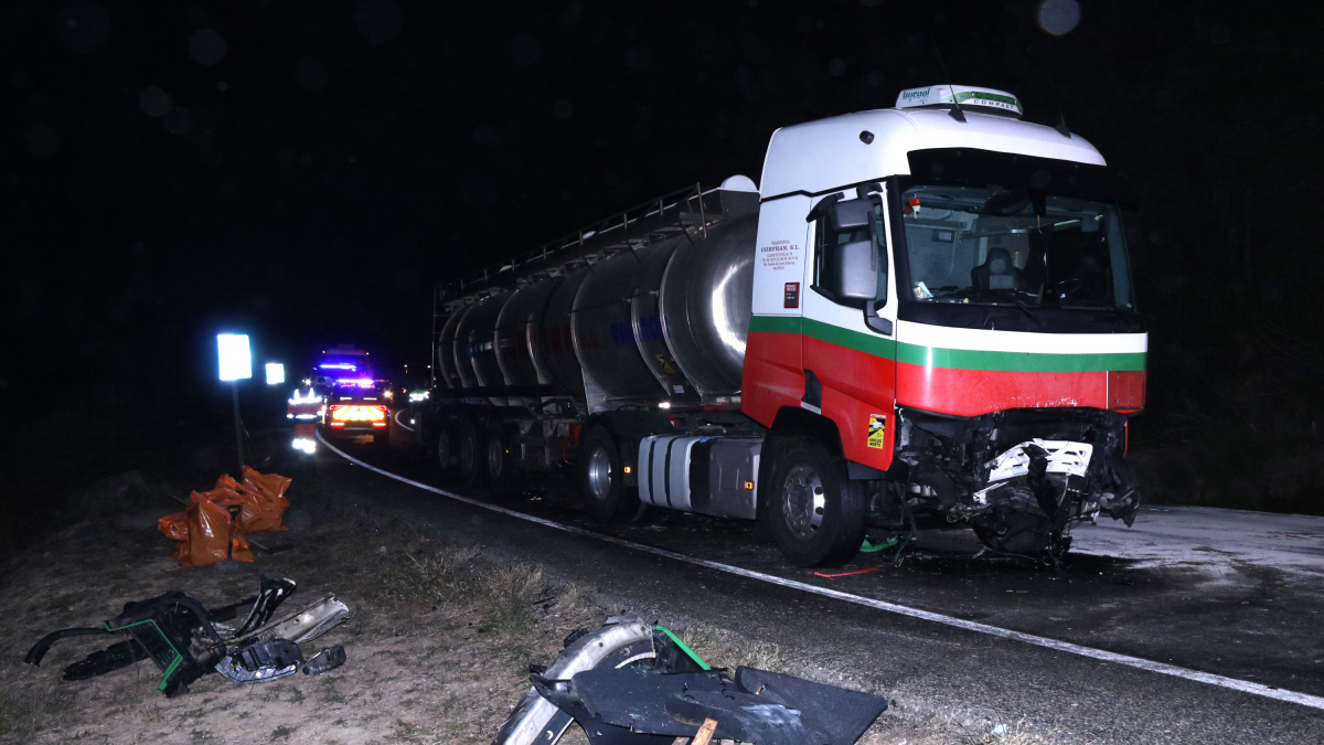 Imatge de l'estat del camió implicat en l'accident de la C-12 a Flix i restes del cotxe on viatjaven les víctimes.