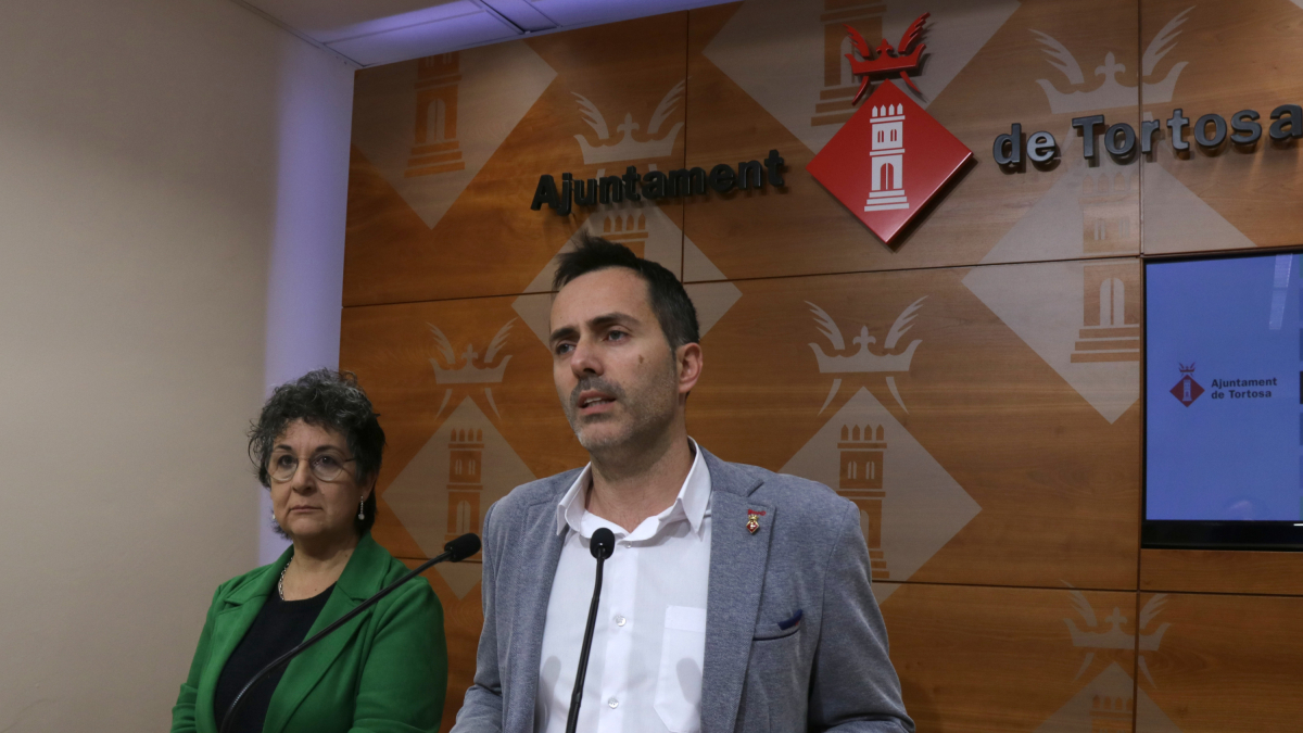 El alcalde de Tortosa, Jordi Jordan, comparece en la sala de prensa del Ayuntamiento con la concejala de Hacienda y diputada de ERC, Maria Jesús Viña.