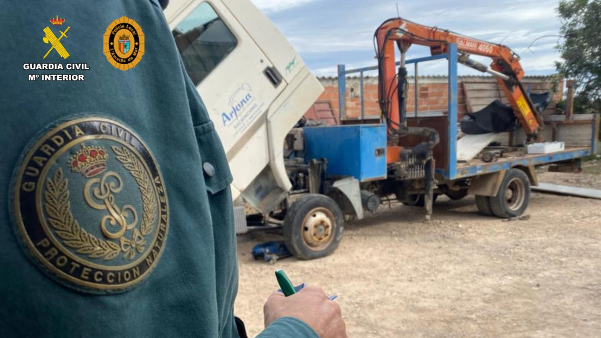 Agentes del SEPRONA en el taller mecánico ilegal de la Ametlla de Mar.