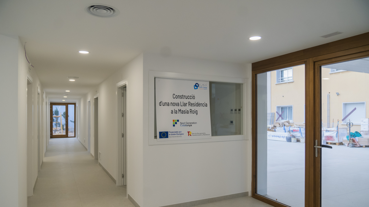 Un llarg passadís vertebra la nova llar-residència de la Masia Roig i divideix els seus espais.